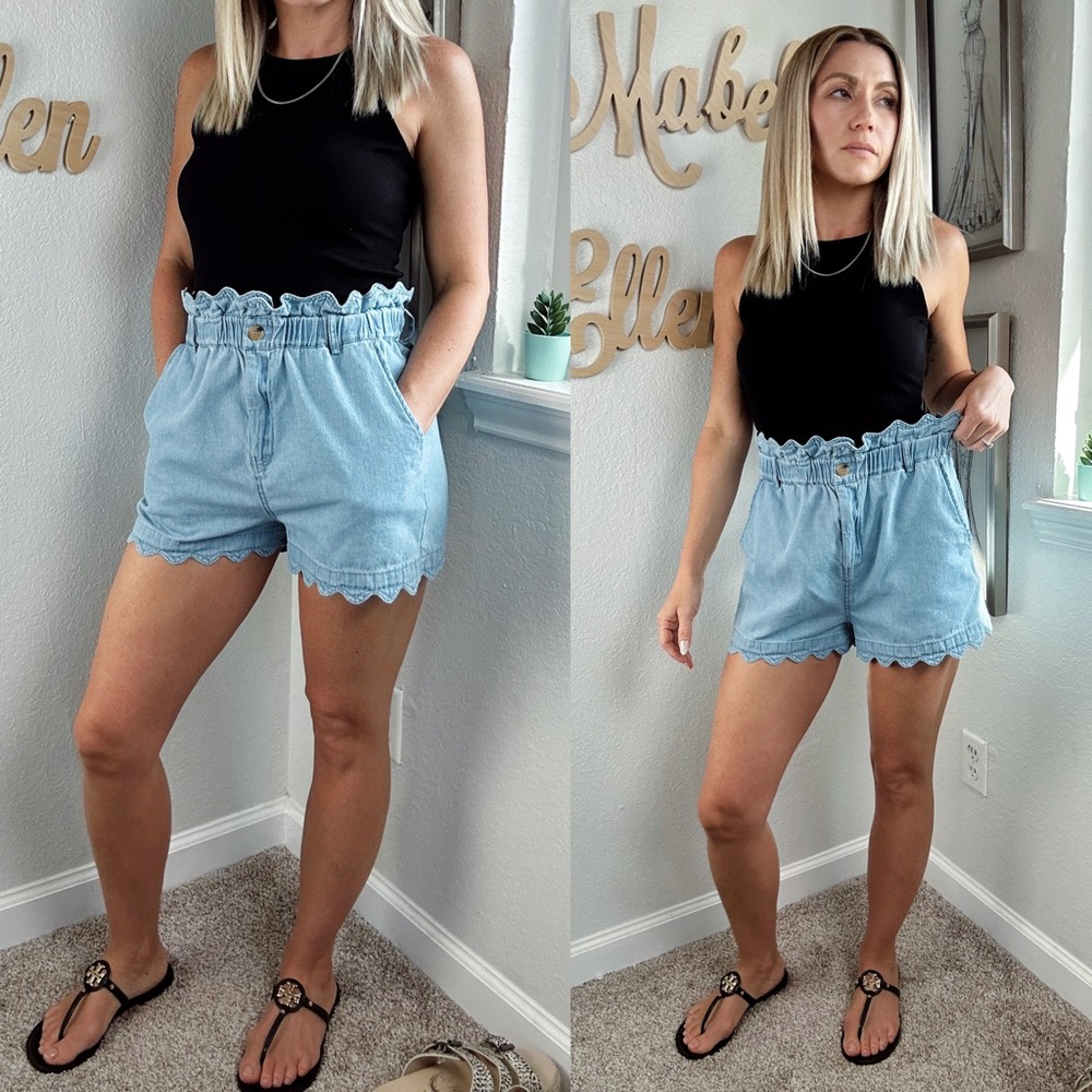 Gilli feminine chic blue faux denim high waisted Scallop shorts size medium